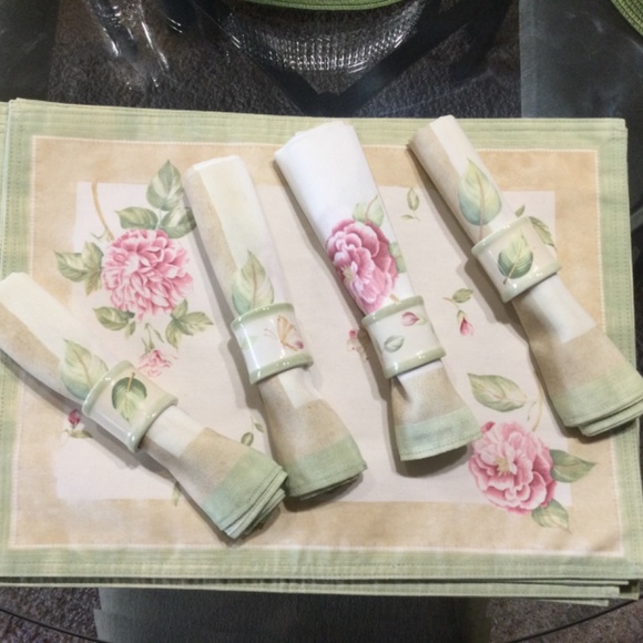 Vintage Elegant Design Hand Painted Ceramic Napkin Rings, Set of 4 - Picture 4 of 10